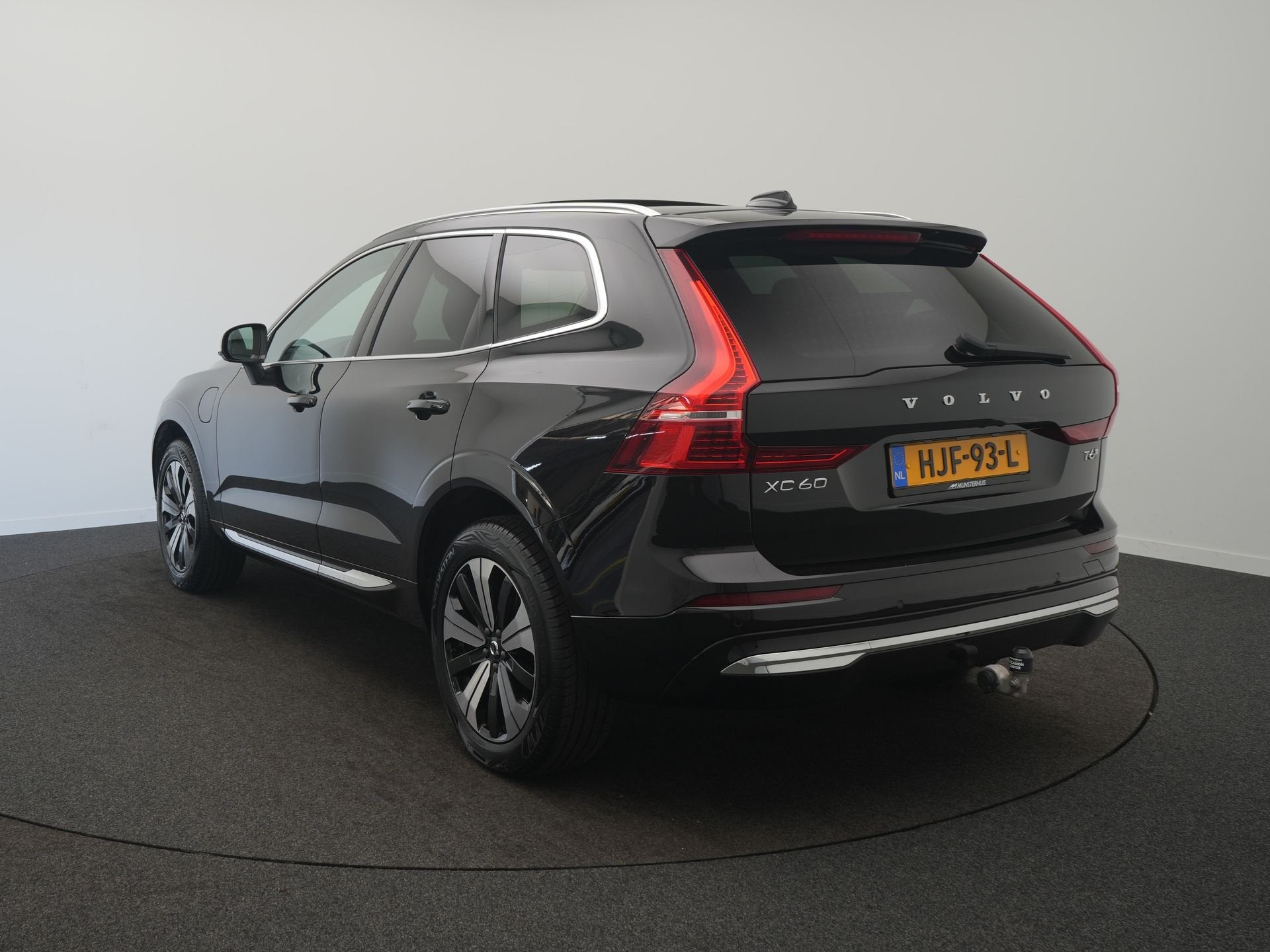Volvo XC60 2.0 T6 Plug-in hybrid AWD Essential Bright - RIJK, Auto's, Automaat, 12 maanden, Gebruikt, 4 cilinders