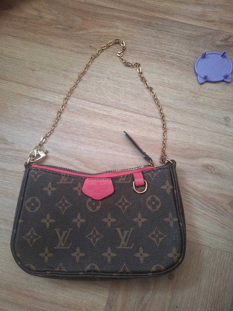 Louis Vuitton Pochette Accessoires Monogram met roze accent, Sieraden, Tassen en Uiterlijk, Tassen | Damestassen, Ophalen of Verzenden
