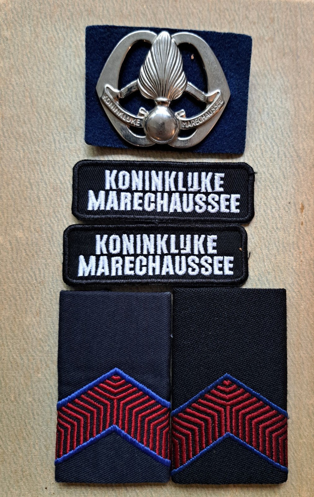 Lotje Marechaussee, Kmar baret en emblemen, Ophalen of Verzenden, Marechaussee, Nederland, Embleem of Badge