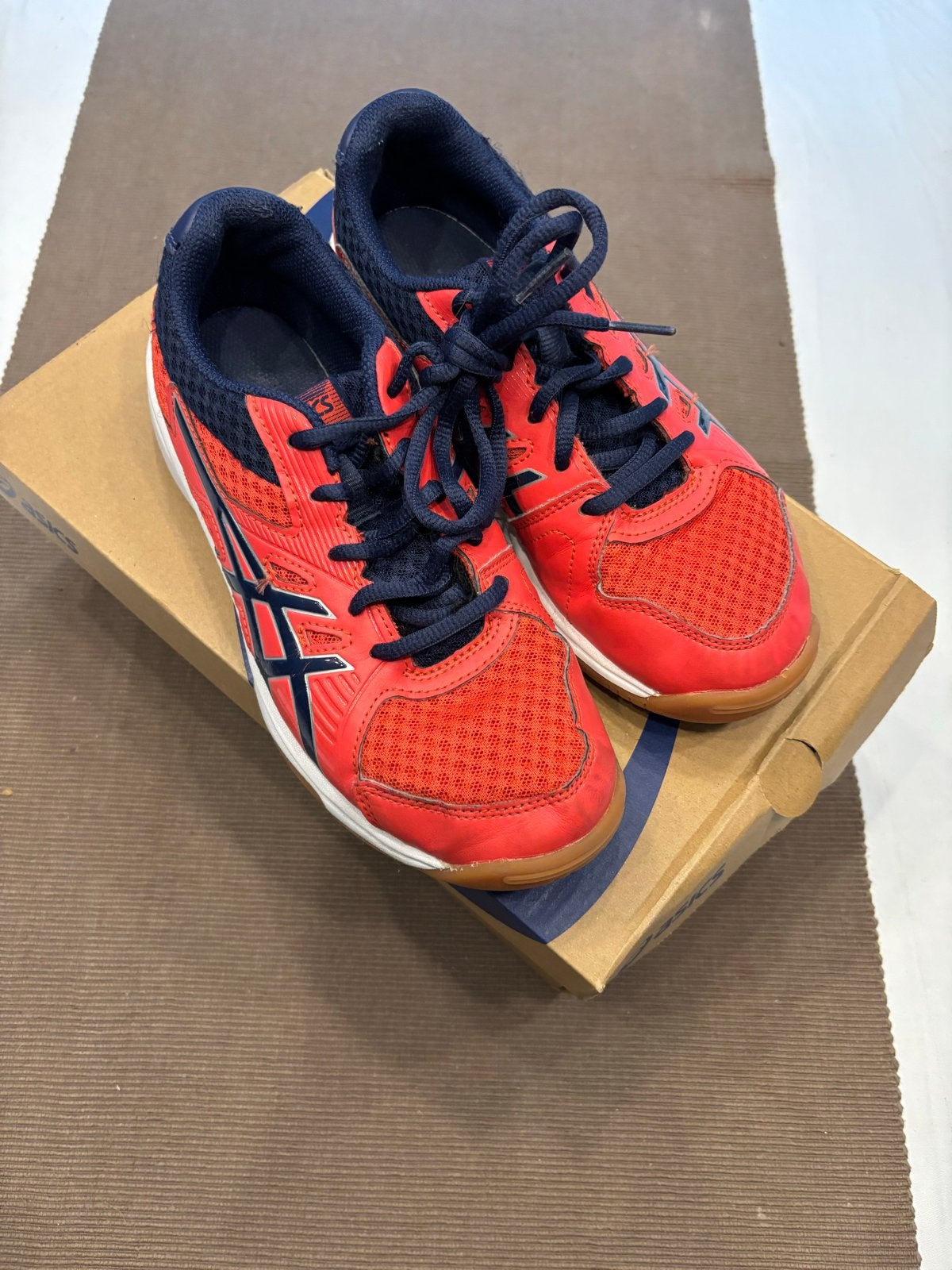 ASICS zaalschoenen - Maat 37 - Rood/Blauw tennis badminton!, Ophalen of Verzenden, Gebruikt, Jongen of Meisje