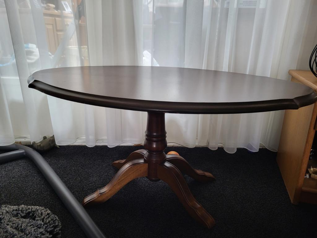 Ovale salontafel met klassieke voet, Huis en Inrichting, Tafels | Eettafels, Ophalen, Gebruikt, 100 tot 150 cm, Klassiek