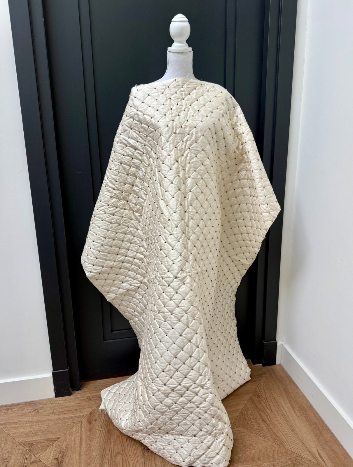 Ivoor gewatteerde zijde dupion met kralen 143 x 130 cm, Hobby en Vrije tijd, 120 cm of meer, Nieuw, Ophalen of Verzenden, 30 tot 200 cm