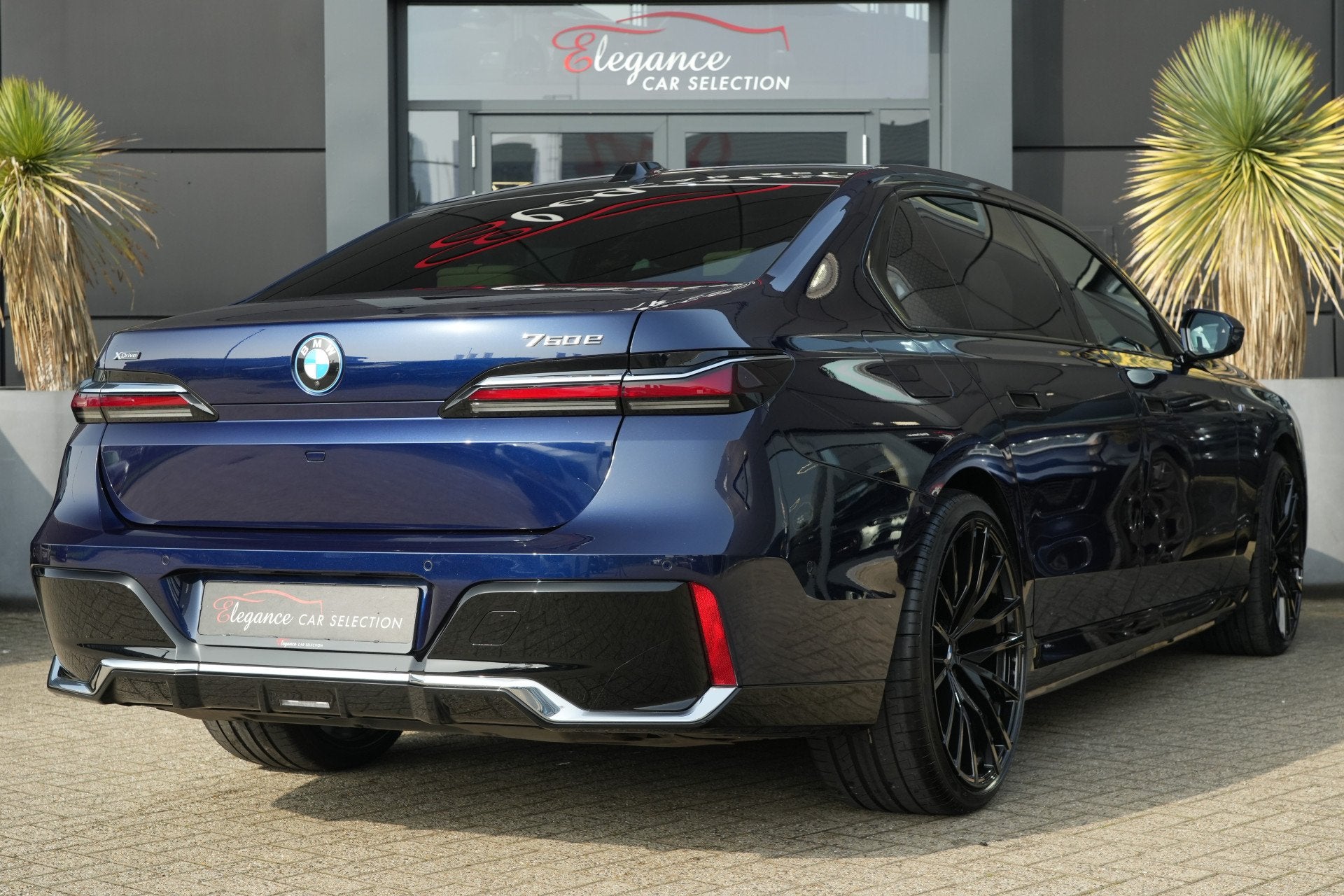 BMW 7 Serie 750e xDrive M Sport | 489PK | Exclusive Lounge |, Auto's, Automaat, Gebruikt, Beige, 2000 kg