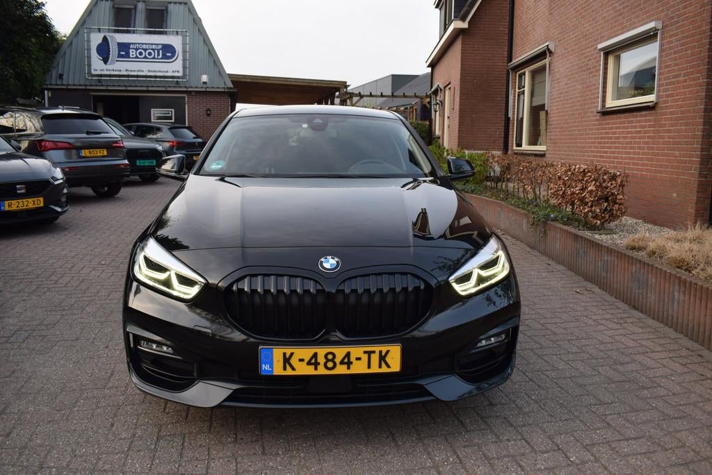 BMW 1-serie 118i High Executive Edition AUTOM/NAVI/CRUISE/CA, Auto's, 136 pk, Gebruikt, Leder en Stof, Zwart
