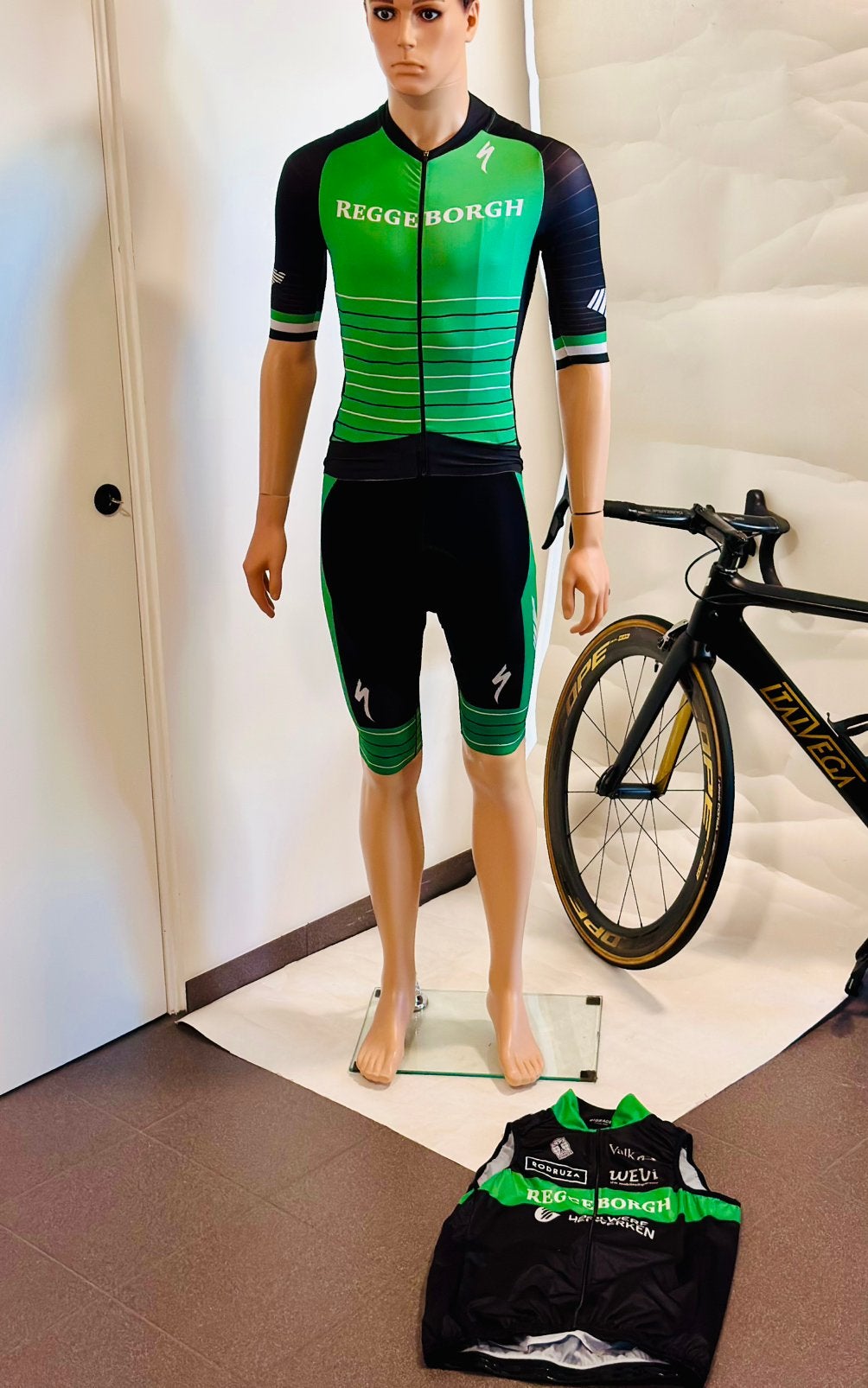 Wielrenkleding wielrenbroek wielrenshirt  windvest maat M, Kleding | Heren, Ophalen of Verzenden, Zo goed als nieuw, Hardlopen of Fietsen