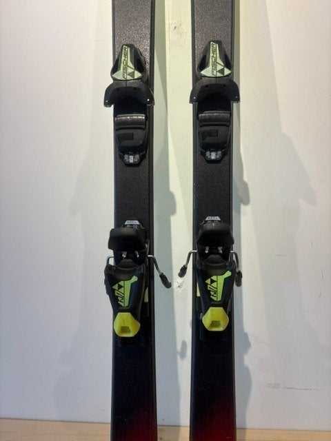 Fischer RC4 The Curv Junior Carveski's lengte 150 cm Netjes, Sport en Fitness, Skiën en Langlaufen, 140 tot 160 cm, Fischer, Ophalen of Verzenden