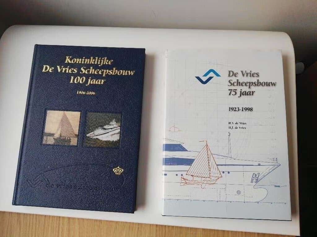 Koninklijke De Vries Scheepsbouw 100 en 75 jaar jubileumboek, Verzamelen, Ophalen of Verzenden, Zo goed als nieuw, Motorboot of Zeilboot