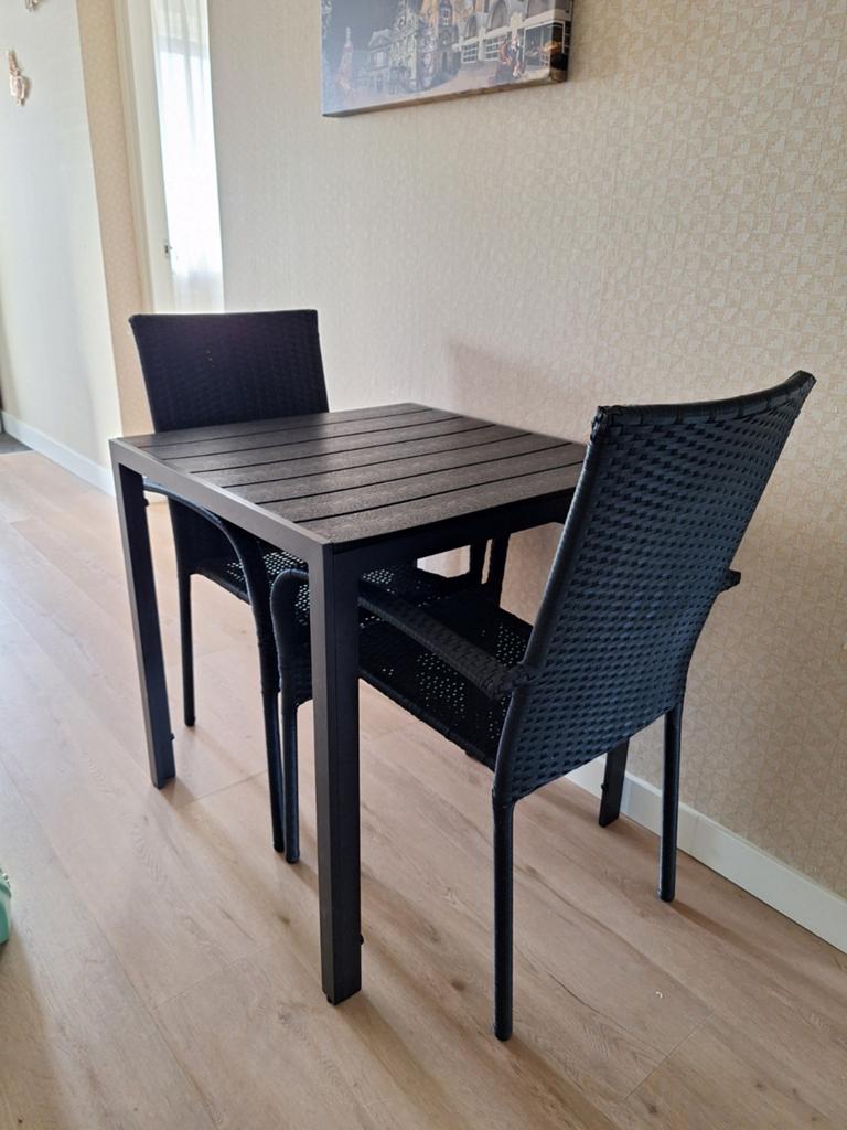 Zwarte tuinset met kunsthout tafel en 2 rieten stoelen, Ophalen, Gebruikt, Aluminium