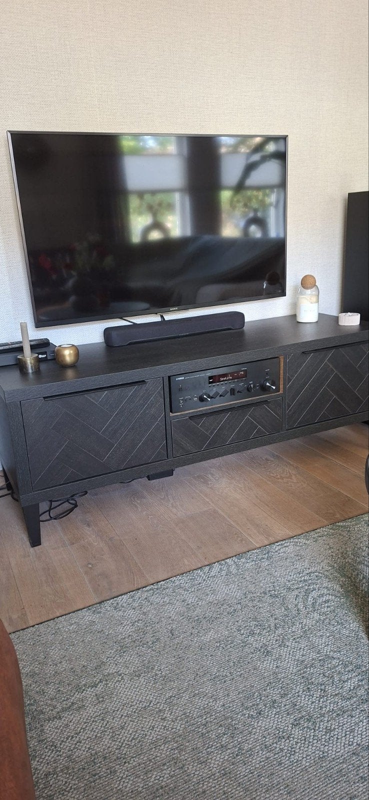 Modern zwart tv-meubel met visgraatpatroon, Ophalen, 100 tot 150 cm, Zo goed als nieuw, Minder dan 100 cm