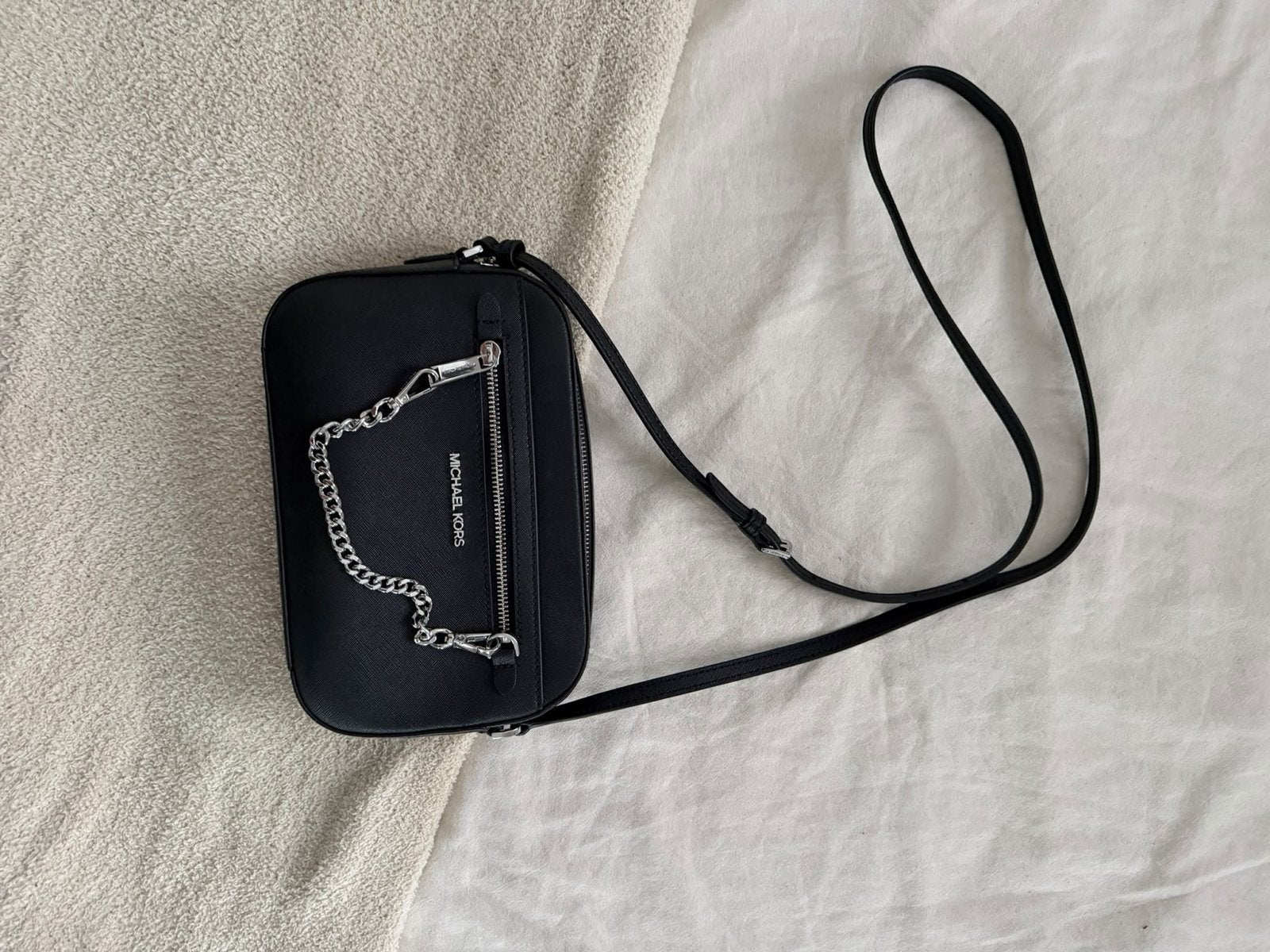 Michael Kors schoudertasje zwart met zilveren details, Ophalen of Verzenden, Zo goed als nieuw, Zwart, Schoudertasje