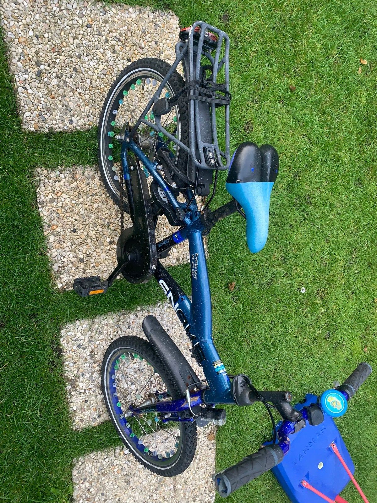 Blauwe kinderfiets met bagagedrager