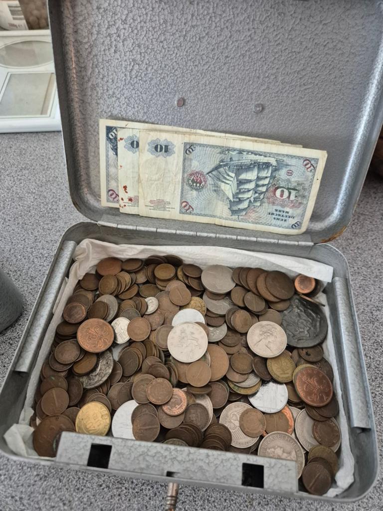 Oude munten en bankbiljetten in metalen en roze kistje, Ophalen of Verzenden, Overige typen