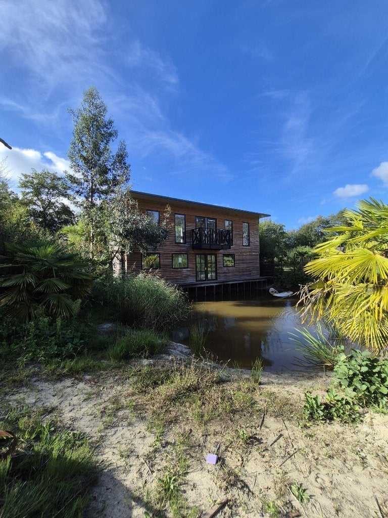 Houten huis te koop voor afbraak, Tuin en Terras, Ophalen, 3 ramen of meer, Blokhut, Zo goed als nieuw
