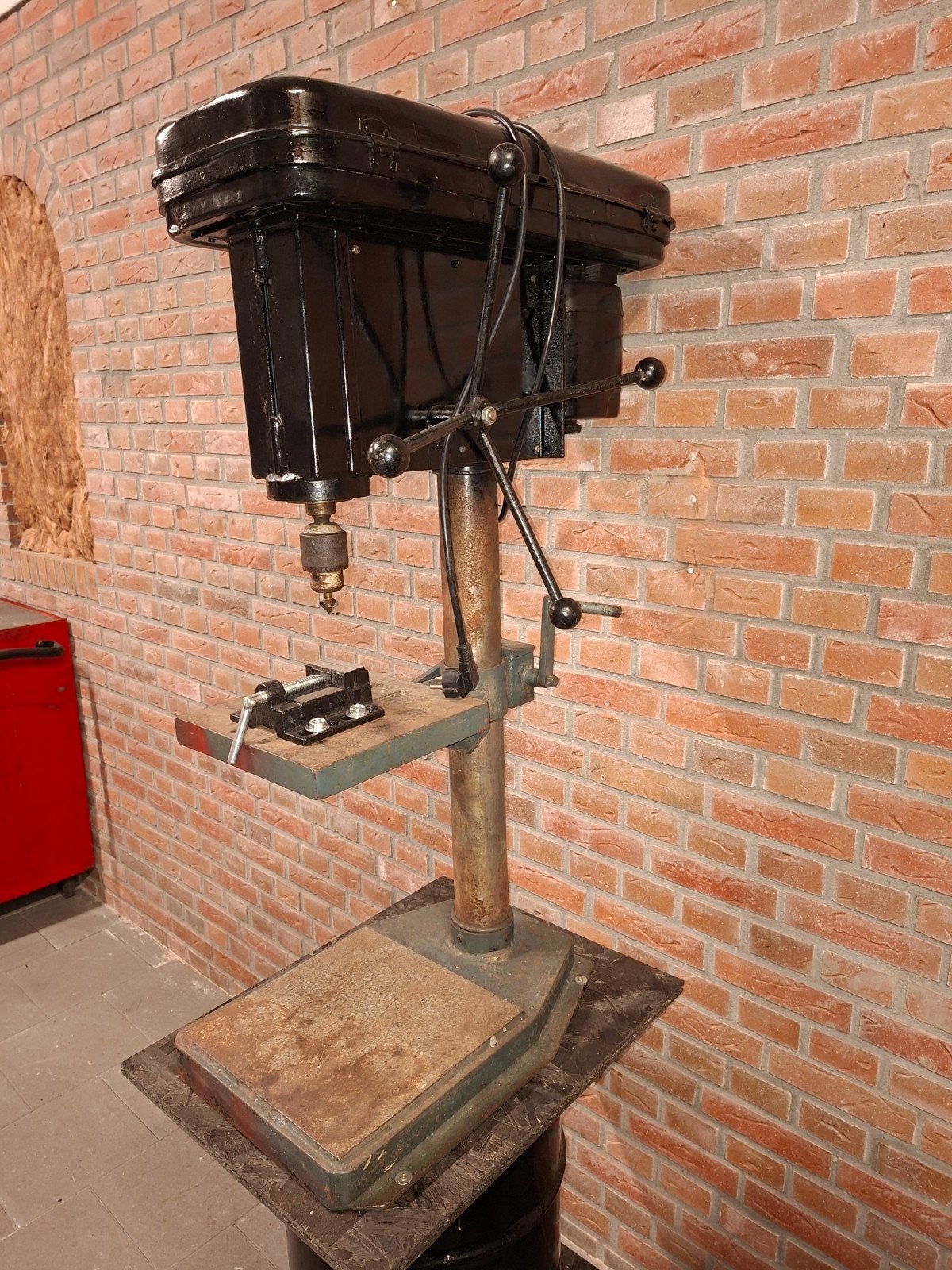 Goed werkende oude kolomboormachine met twee snelheden, Ophalen