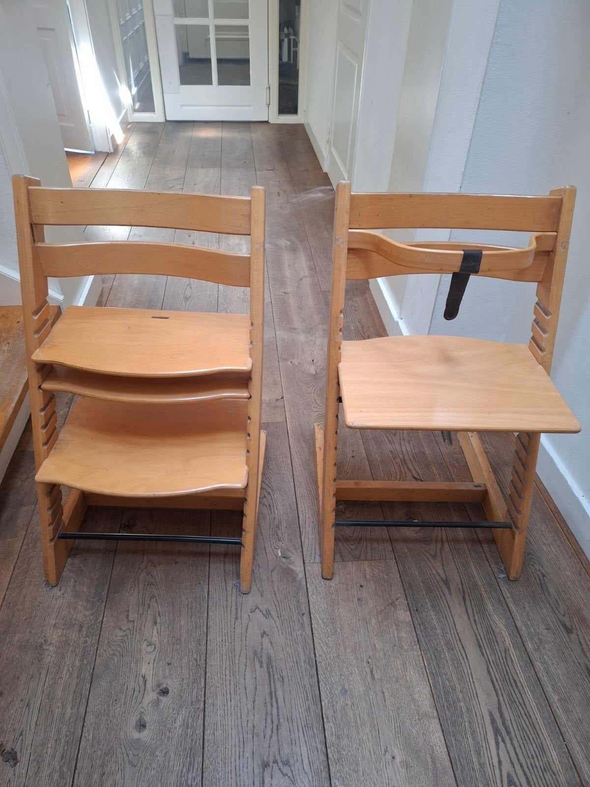 Twee houten meegroeistoelen, ideaal voor kinderen, Kinderen en Baby's, Kinderstoelen, Ophalen, Gebruikt, Meegroeistoel, Gordel(s)