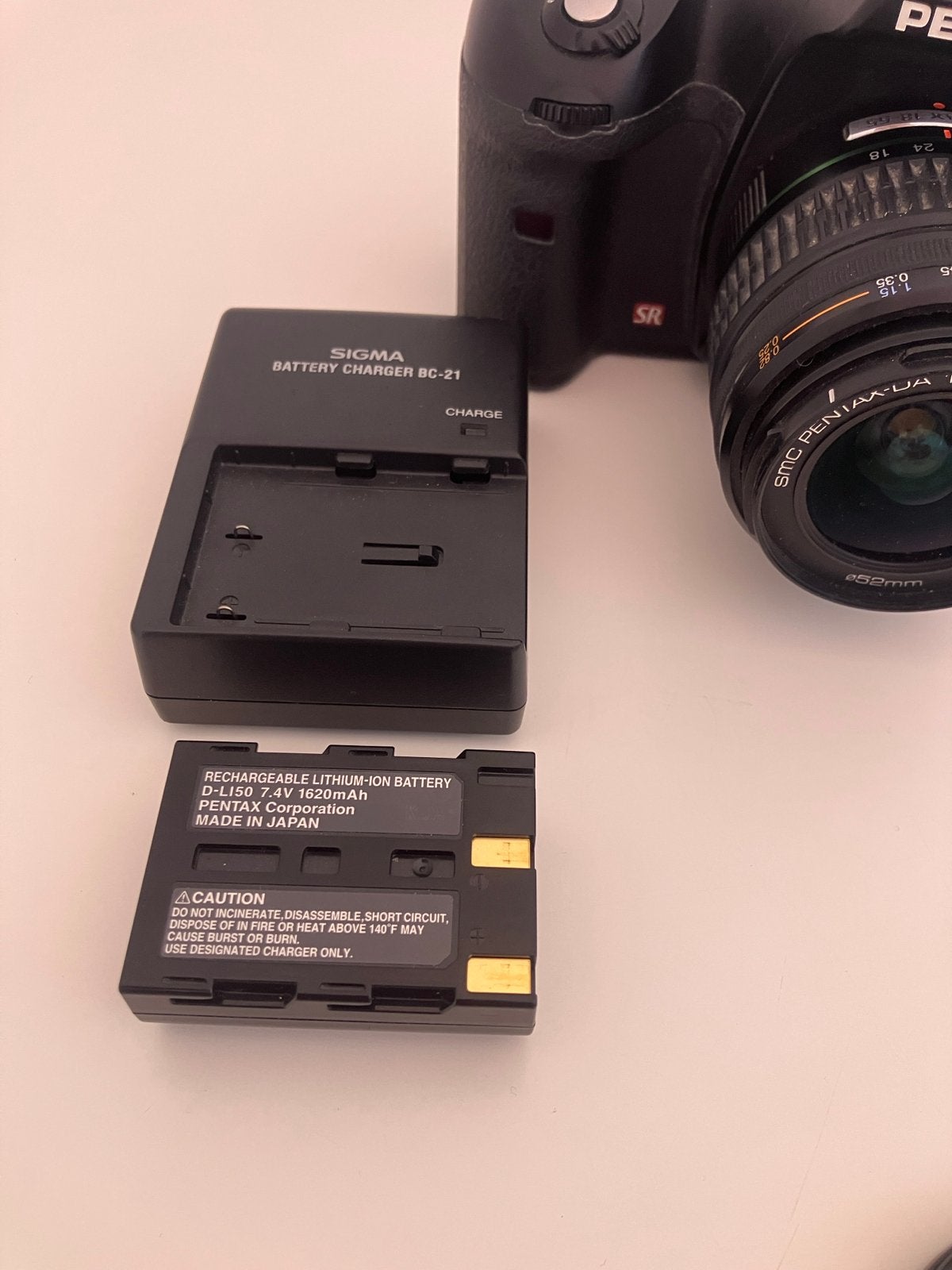 Pentax K10D Spiegelreflexcamera met 18-55mm lens en lader, Ingebouwde flitser, Gebruikt, Spiegelreflex, Ophalen of Verzenden