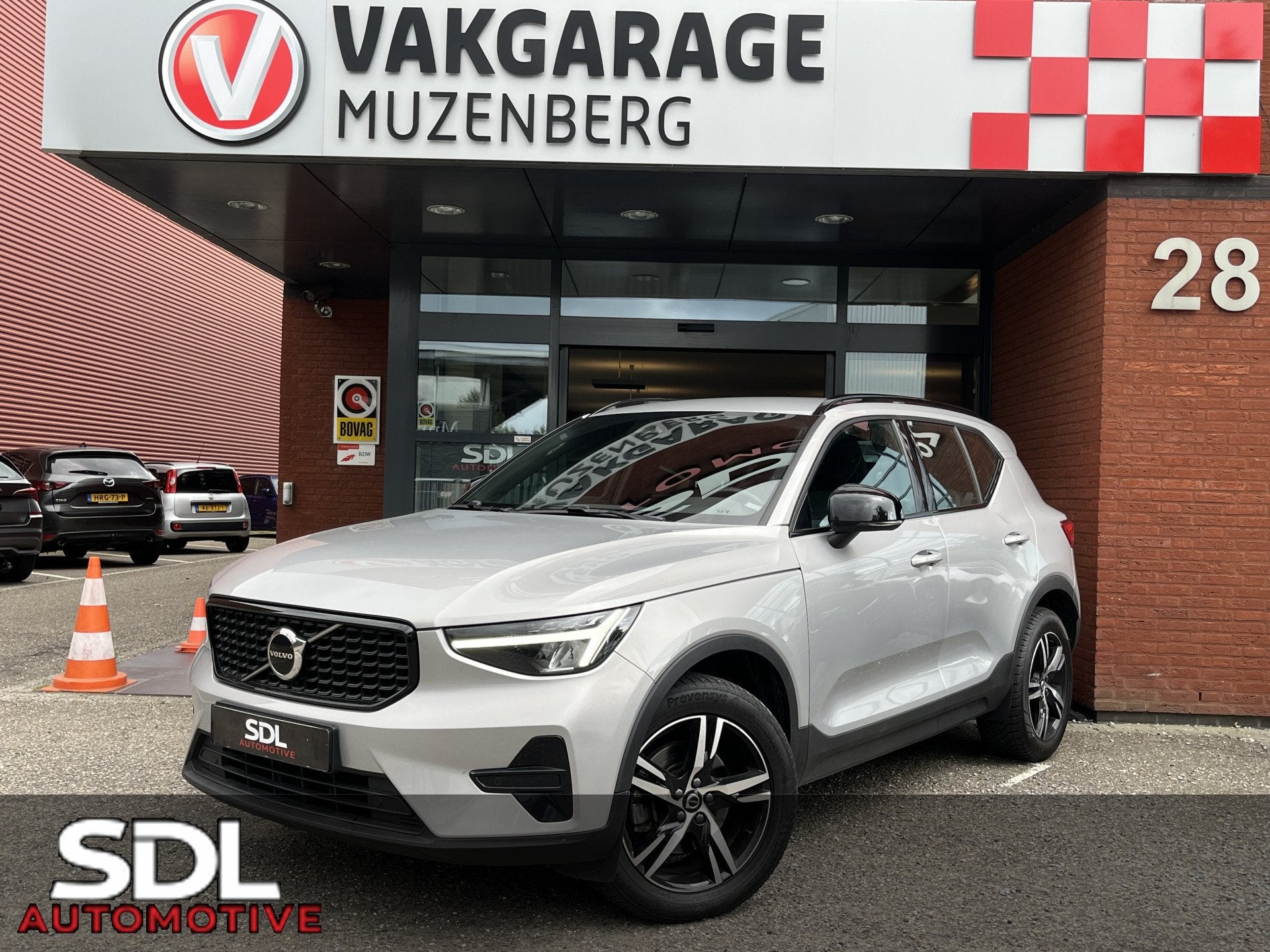 Volvo XC40 2.0 B3 PLUS DARK FACELIFT! // HARMAN - KARDON AUD, Auto's, Dealer onderhouden, Gebruikt, 4 cilinders, 1969 cc