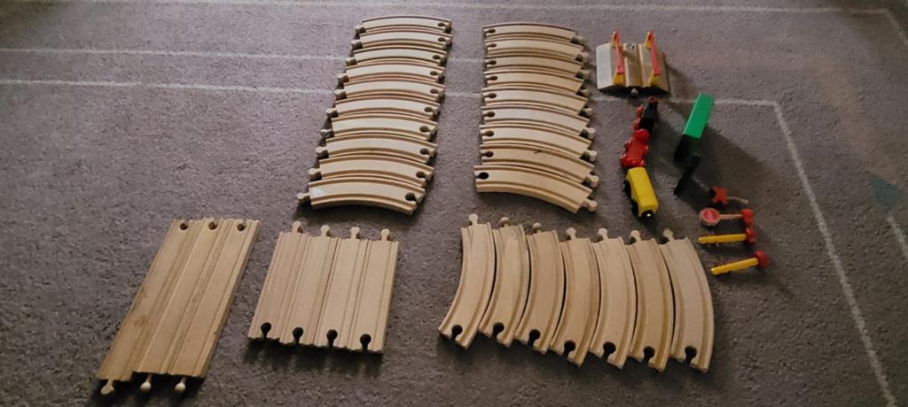 Houten treinbaan met toebehoren. Merk Brio, Kinderen en Baby's, Ophalen of Verzenden, Zo goed als nieuw