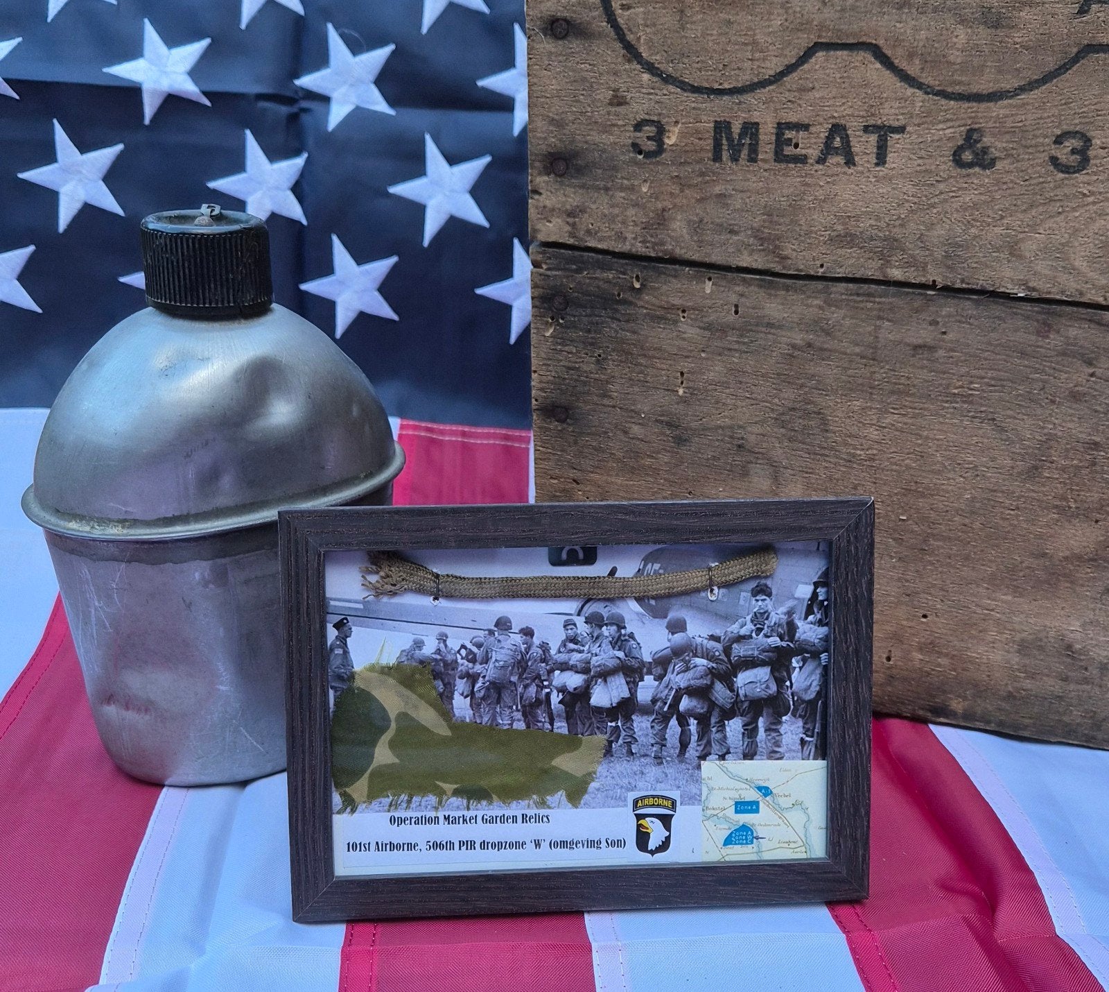 INGELIJSTE US WO2 RELICS 101ST AIRBORNE DIV. | MARKET GARDEN, Verzamelen, Ophalen of Verzenden, Amerika, Embleem of Badge