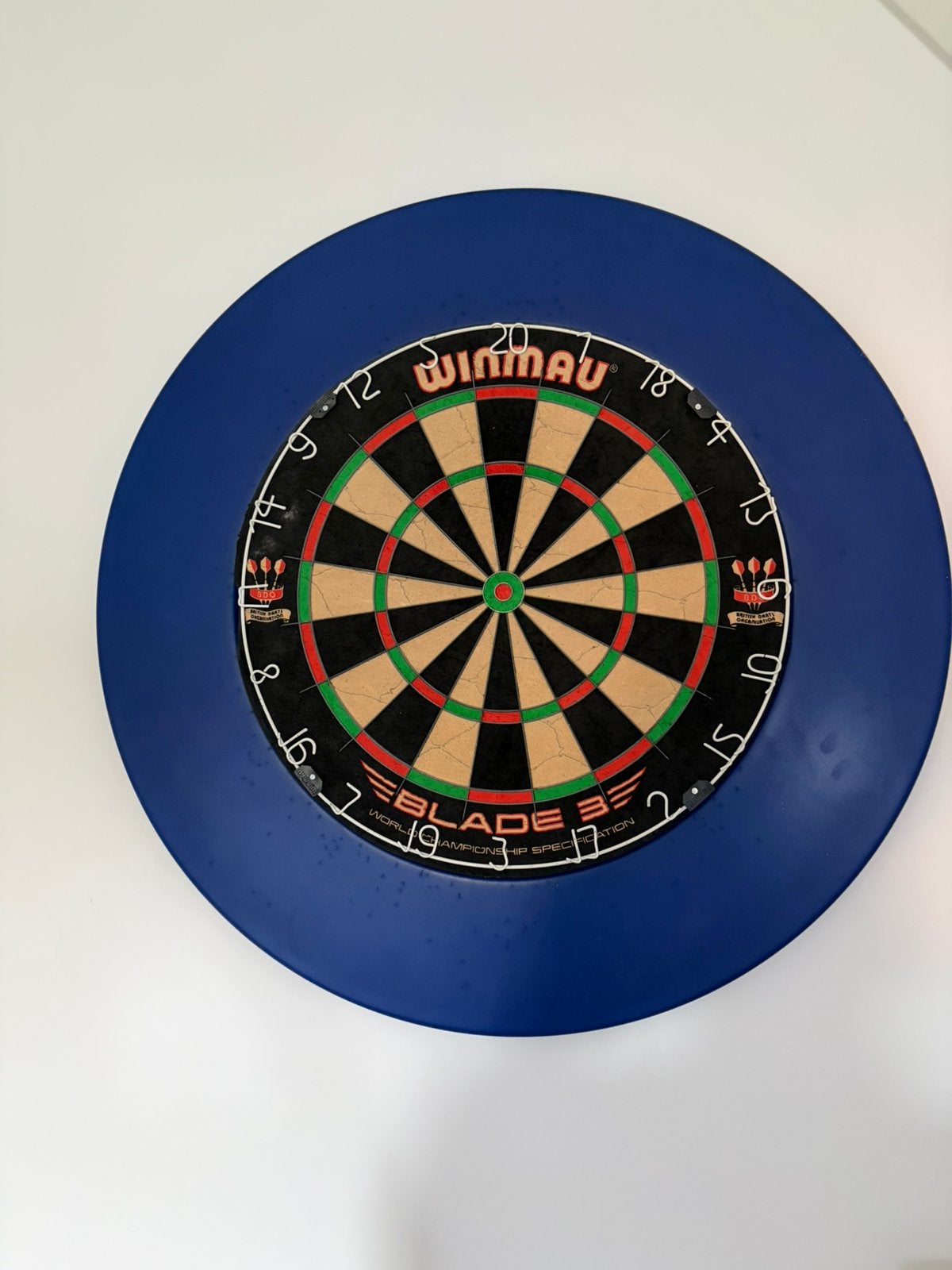 Winmau dartbord inclusief surround ring, Sport en Fitness, Darts, Ophalen, Zo goed als nieuw, Dartbord