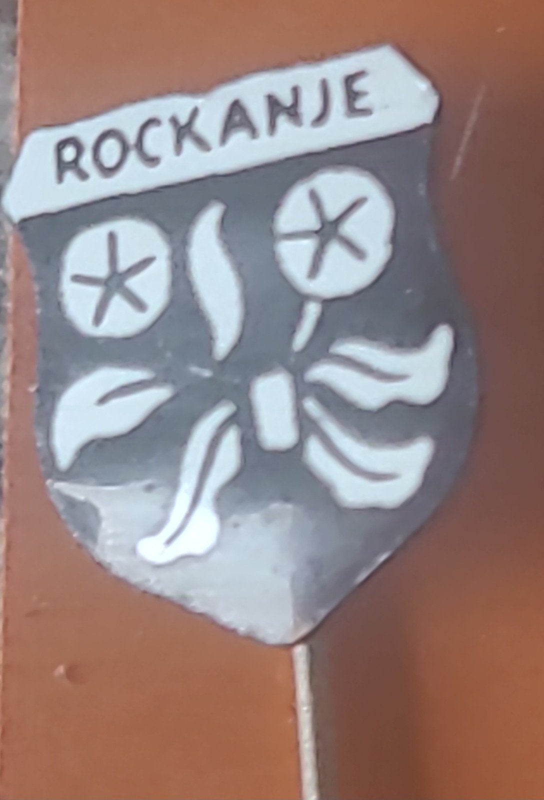 Vintage Rockanje emaille speldje, Verzenden, Gebruikt