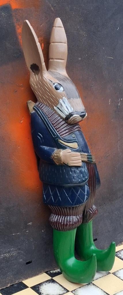 Paashaas met jagerskloffie. Houtsnijwerk. 49 cm., Ophalen, Zo goed als nieuw