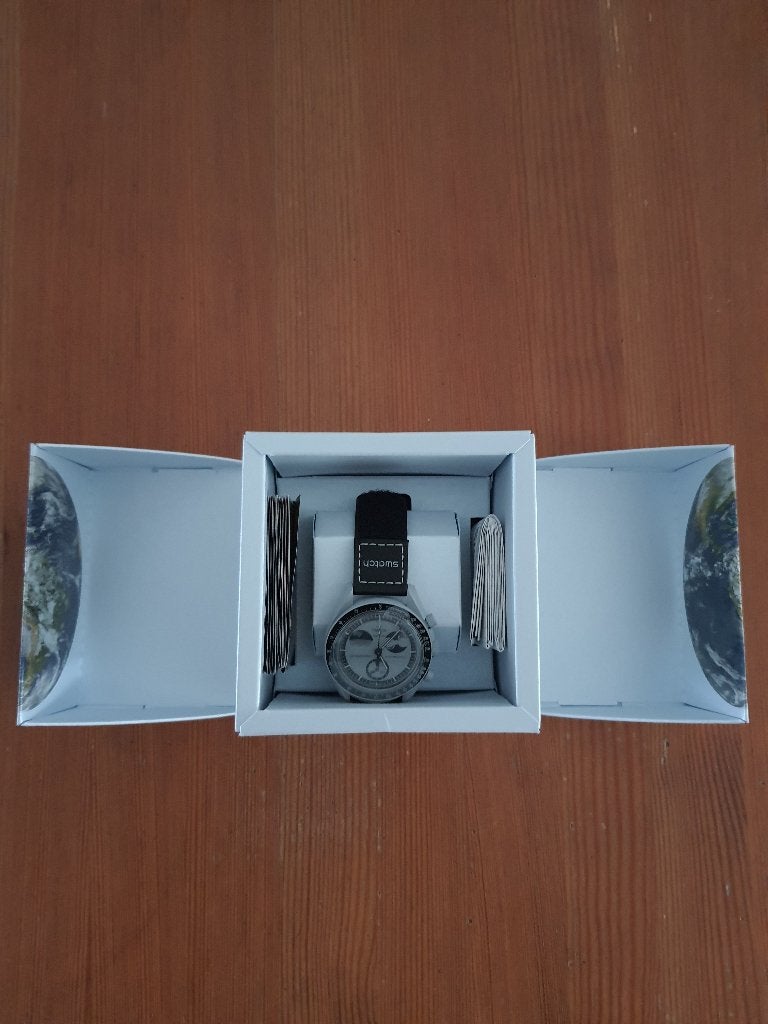 Omega x Swatch MoonSwatch Earthphase SO33M700, Sieraden, Tassen en Uiterlijk, Horloges | Heren, Overige materialen, Verzenden