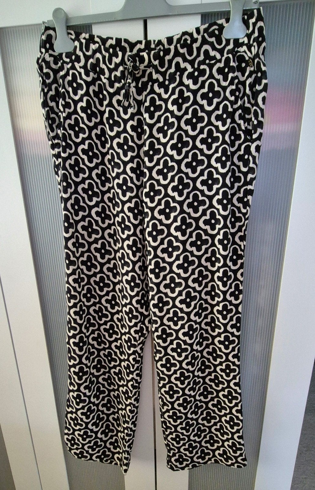 Broek van Elvira, Zwart, Maat 42/44 (L), Ophalen of Verzenden, Zo goed als nieuw
