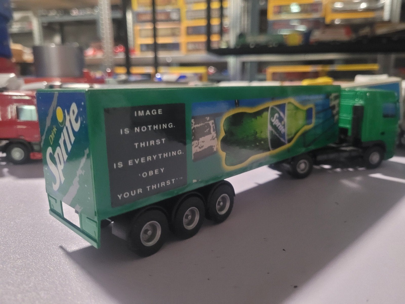 Daf oplegger  7up, Hobby en Vrije tijd, Modelauto's | 1:50, Nieuw, Bus of Vrachtwagen, Lion Toys, Ophalen of Verzenden