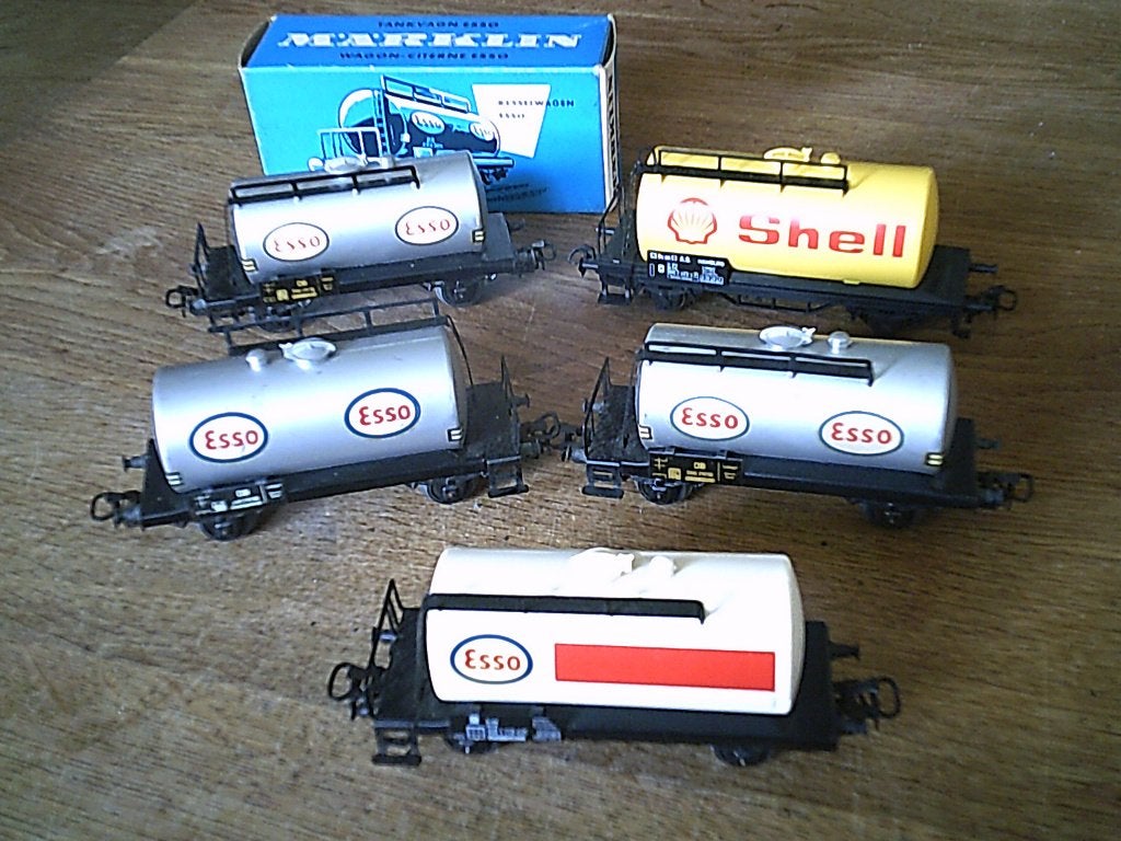 Marklin HO 5 Ketelwagons 1 Shell nr. 4442 en 4 Esso nr. 4501, Wisselstroom, Gebruikt, Wagon, Ophalen of Verzenden