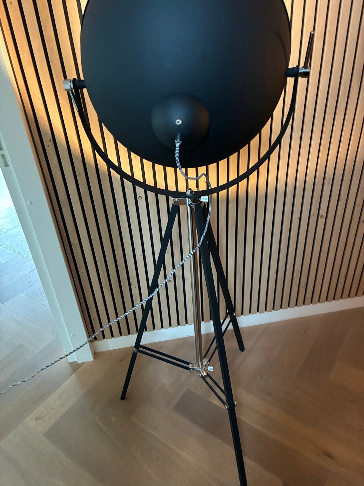 Zwarte Staande Lamp met Zilveren Binnenkant - 155cm Hoog, Ophalen, E27 (groot), Zo goed als nieuw, Metaal