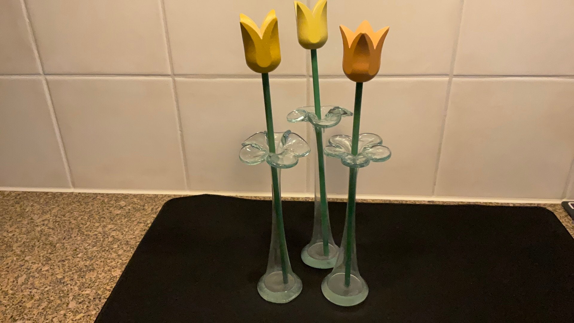 Decoratieve houten tulpen in glazen vaasjes, Overige materialen, Geel, Ophalen of Verzenden, Zo goed als nieuw