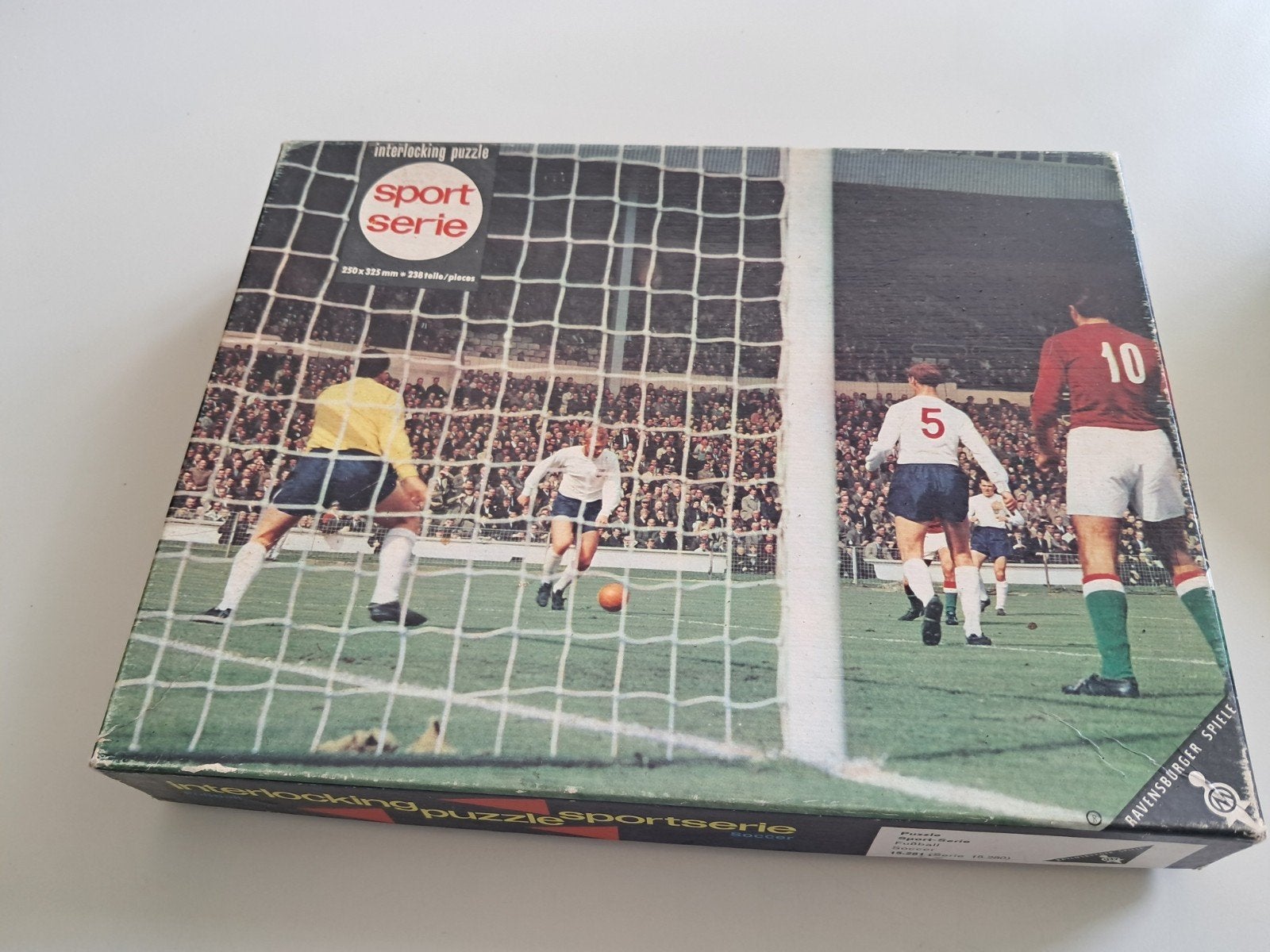 Vintage Legpuzzel Jaren '60: Engeland vs Hongarije Voetbal, Hobby en Vrije tijd, Denksport en Puzzels, Ophalen of Verzenden