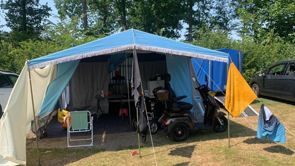 Compacte alpenkreuzer vouwwagen met slaapplek en keuken, Caravans en Kamperen, Vouwwagens, Ophalen, Alpenkreuzer, Aanwezig, Grijs
