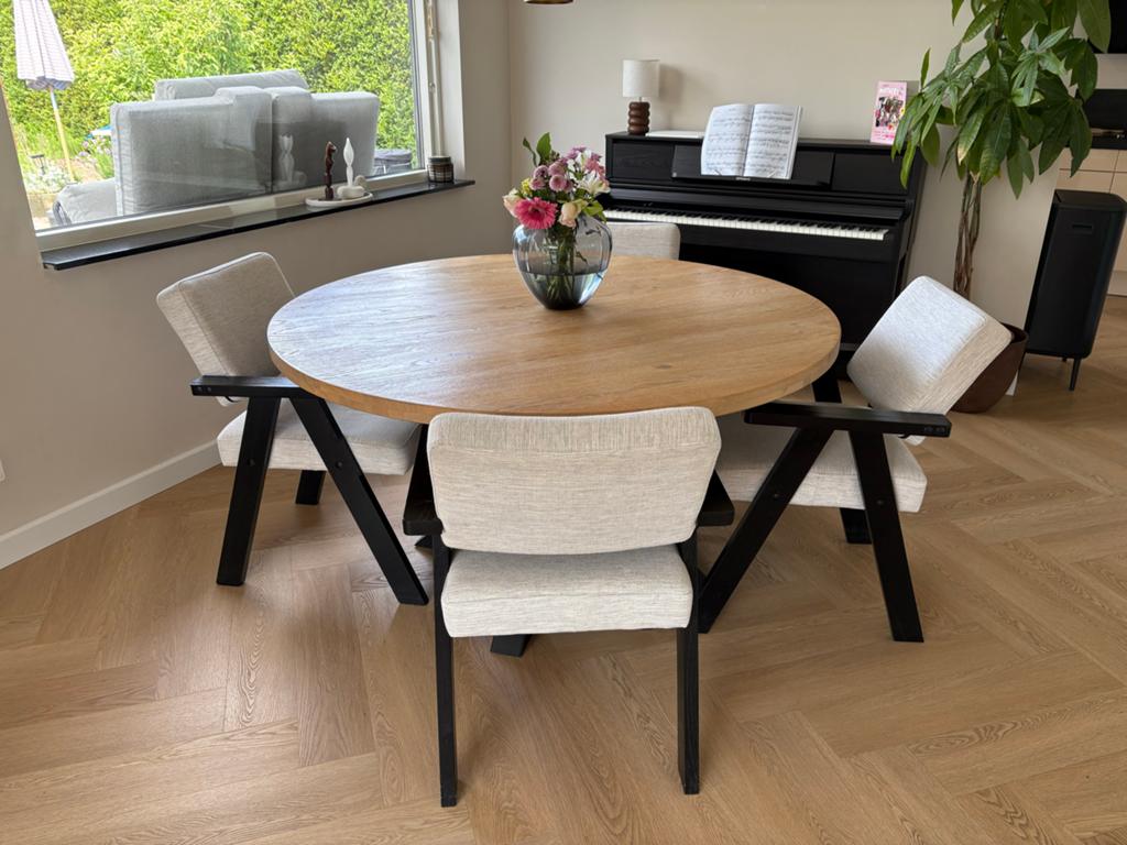 Ronde eettafel (140 cm) van massief eikenhout, zwarte poten, Huis en Inrichting, Tafels | Eettafels, Ophalen, Zo goed als nieuw