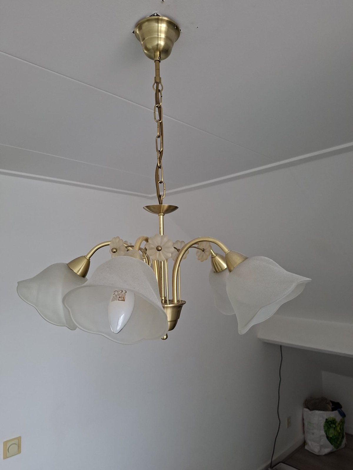 Klassieke gouden hanglamp met 5 glazen kappen, Ophalen, Gebruikt, Glas, 75 cm of meer