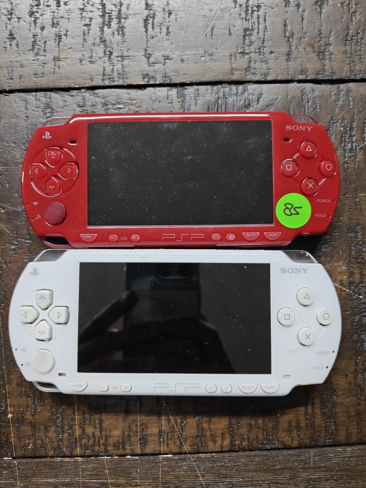 2x Sony PSP (rood en wit) met opladers, Gebruikt, Overige kleuren, 1-7-1 Konan Minato-ku, Tokyo 108-0075, Japan, Ophalen of Verzenden