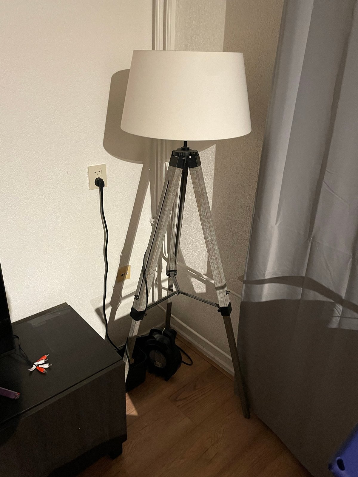 Staande lamp (driepoot) met drukknop en lang snoer, Ophalen, Gebruikt, 100 tot 150 cm, E27 (groot)
