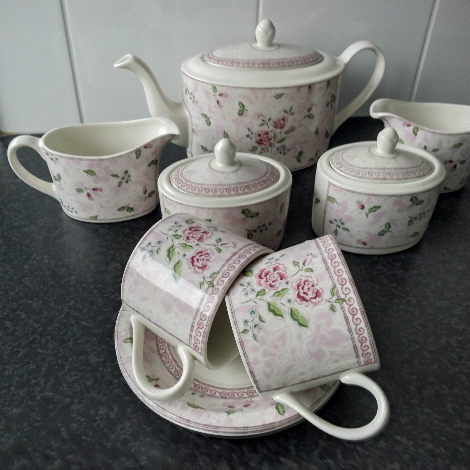 Johnson brothers damask theeset en roomstel, Ophalen of Verzenden, Porselein, Overige stijlen, Kop(pen) en/of Schotel(s)