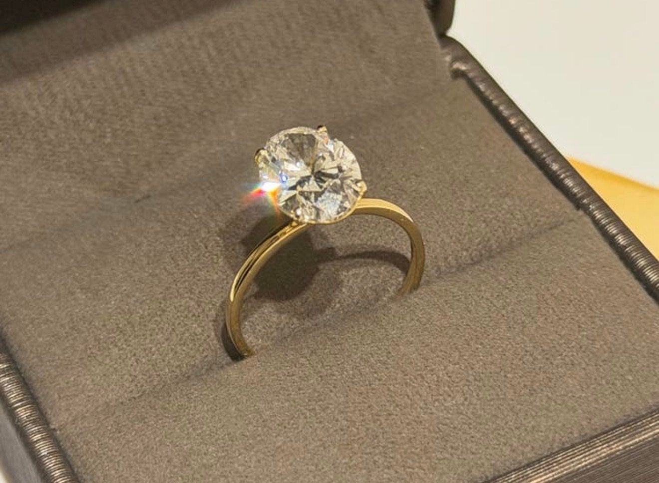 Gouden ring met ovale diamant van 3.07ct met certificaat!, Nieuw, Ophalen of Verzenden, 17 tot 18, Met edelsteen