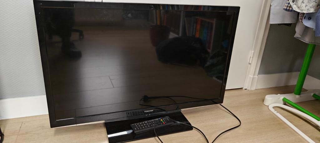 Toshiba LCD Kleuren TV - Model 32EL833G, Audio, Tv en Foto, Televisies, Ophalen, 50 Hz, 80 tot 100 cm, Gebruikt