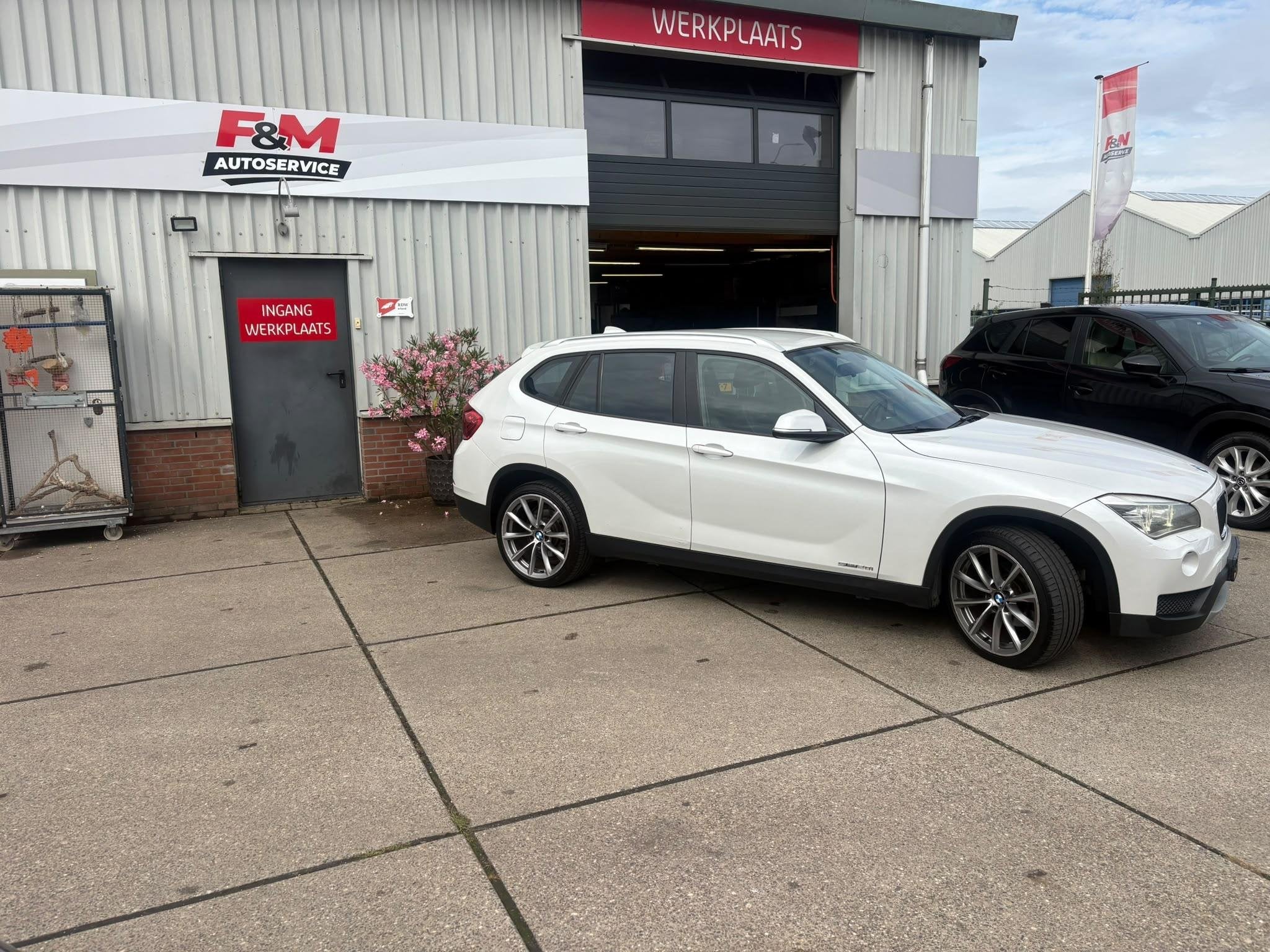 BMW X1 sDrive20i Upgrade Edition Nieuwe APK! Distributiekett, Euro 5, Zwart, 4 cilinders, Wit