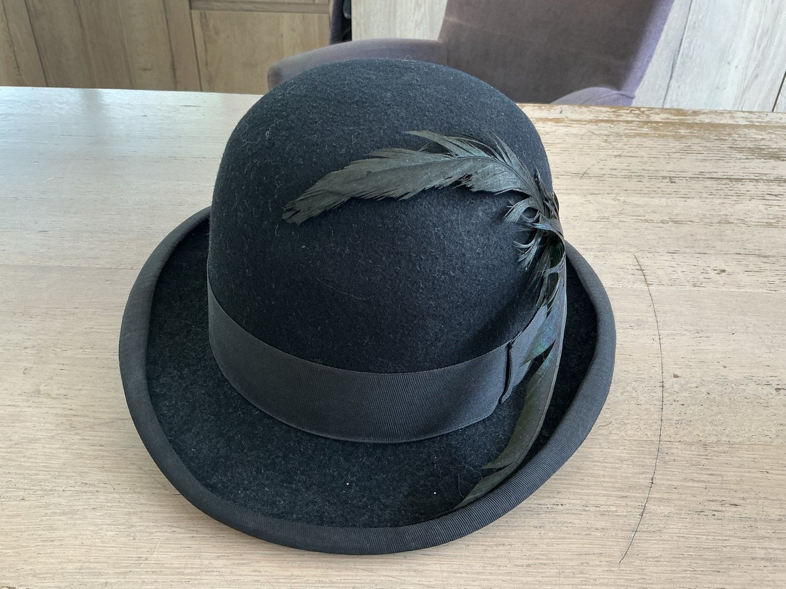 Elegante zwarte bolhoed met veren - El Siglo.Antieke bolhoed, Ophalen of Verzenden
