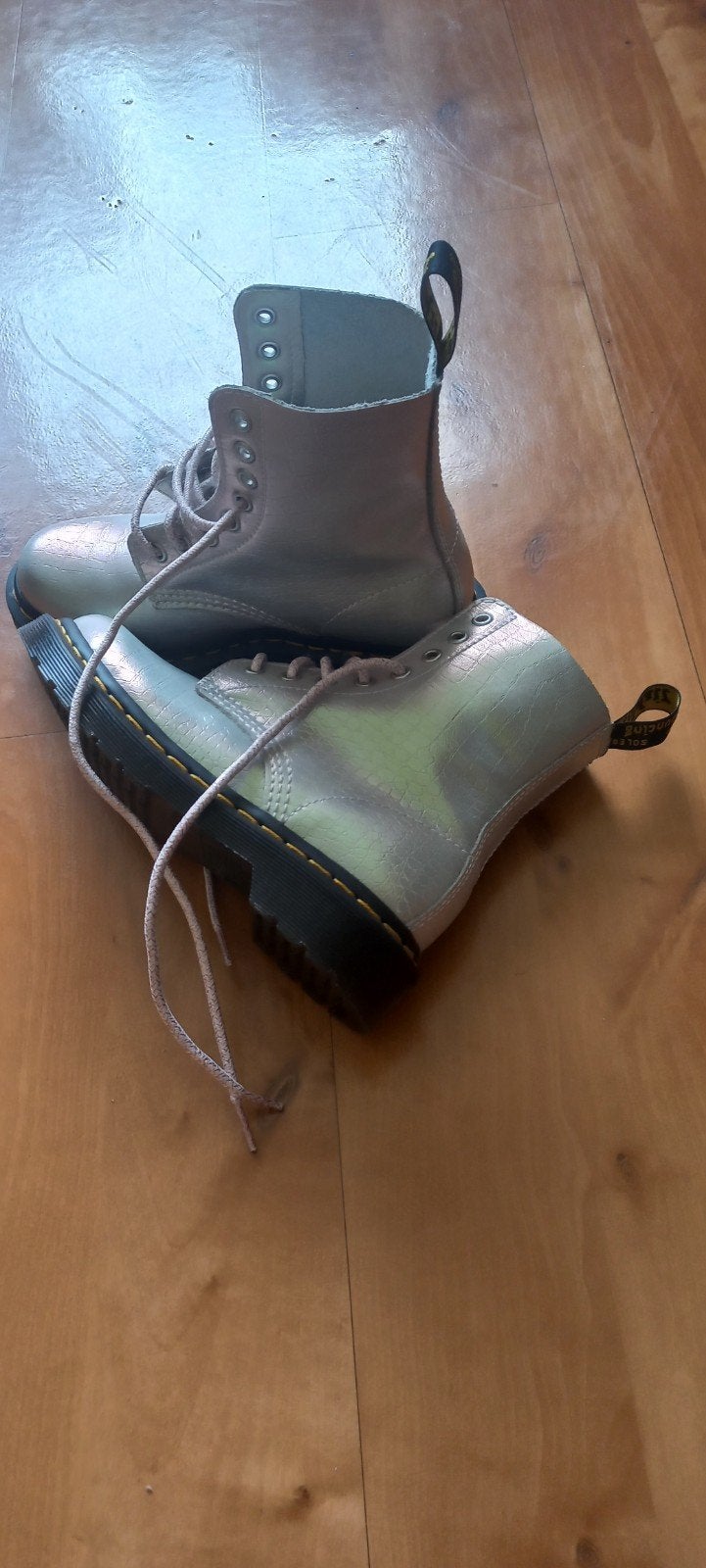 Dr. Martens mt 36 Metallic Croc Pink, Lage of Enkellaarzen, Ophalen of Verzenden, Roze, Dr. Martens