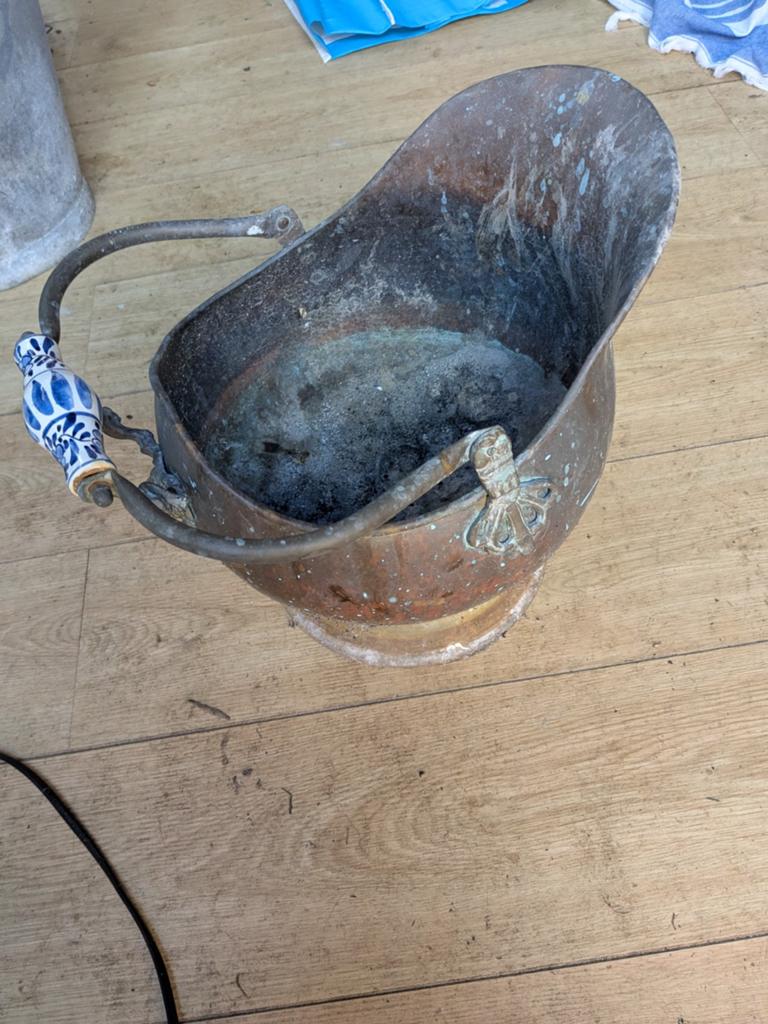 Antieke koperen kolenpot, Ophalen