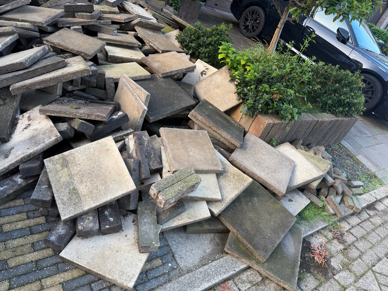 Gratis af te halen: Betonnen tegels 60x60 en witte 50x50, Gebruikt, Ophalen of Verzenden, Vloertegels, Overige materialen