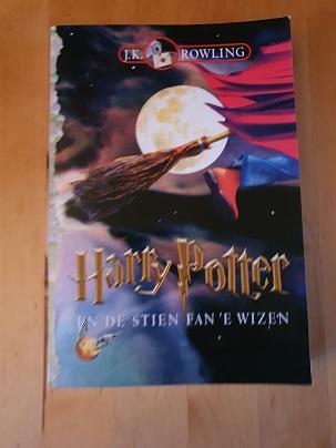 HARRY  POTTER  EN  DE  STIEN  FAN ‘E  WIZEN  van J.K. Rowlin, Ophalen of Verzenden, Zo goed als nieuw