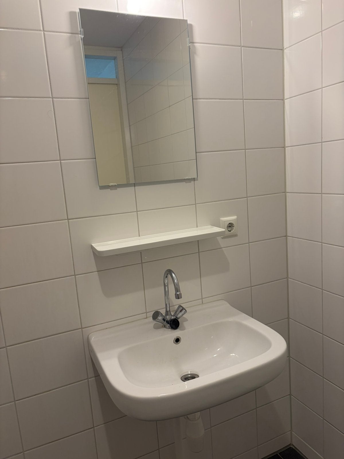Wasbak Sphinx met  Waterkraan- achterwand en spiegel, Zo goed als nieuw, Minder dan 100 cm, Wasbak of Wastafel, 25 tot 50 cm