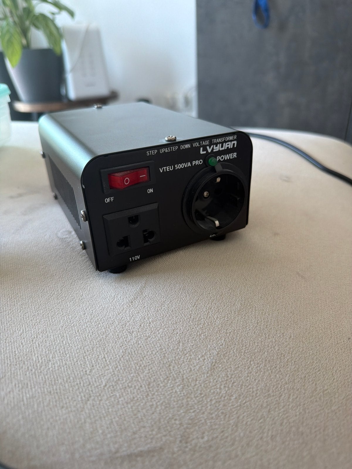 LVYUAN VTEU 500VA PRO Step Up/Down Voltage Transformator, Witgoed en Apparatuur, Overige Witgoed en Apparatuur, Zo goed als nieuw