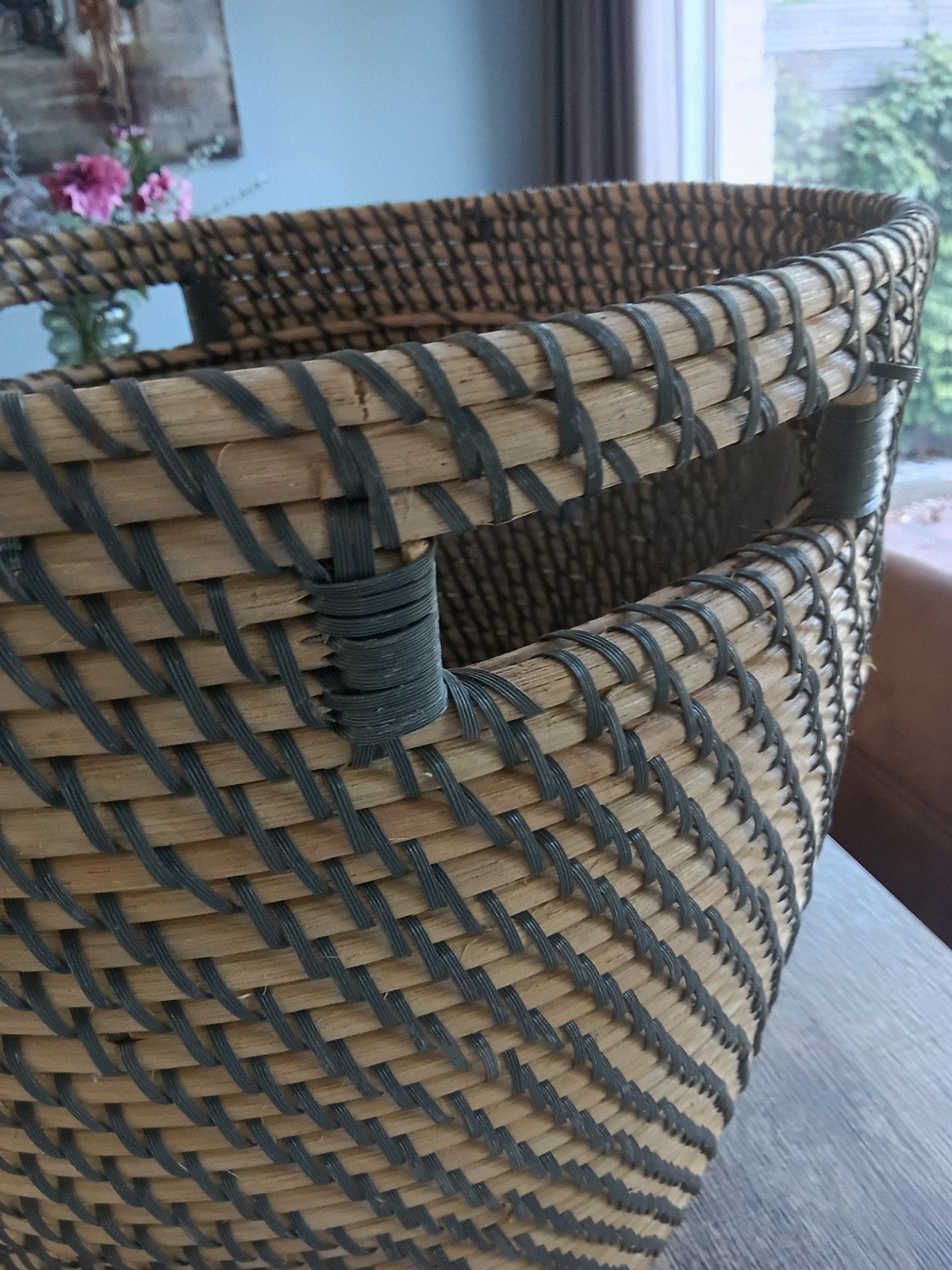 Mooie rieten mand voor planten. Hoogte is 40 cm., Huis en Inrichting, Woonaccessoires | Schalen en Manden, Ophalen, Met handvatten
